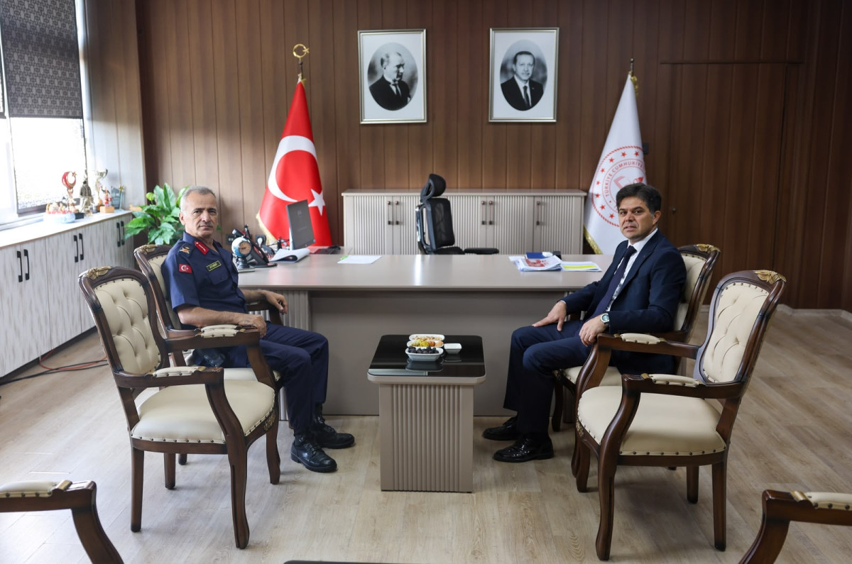 İL JANDARMA KOMUTANI TUĞGENERAL SAYIN ERCAN ATASOY, İL MİLLÎ EĞİTİM MÜDÜRÜ MUHAMMED ÖZDEMİRCİ'YE VEDA ZİYARETİNDE BULUNDU